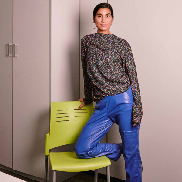 Brusa estampada de coll asimètric Violeta - Imatge 2