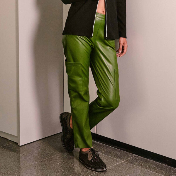 pantalons cargo verds de pell vegana gardenia 1